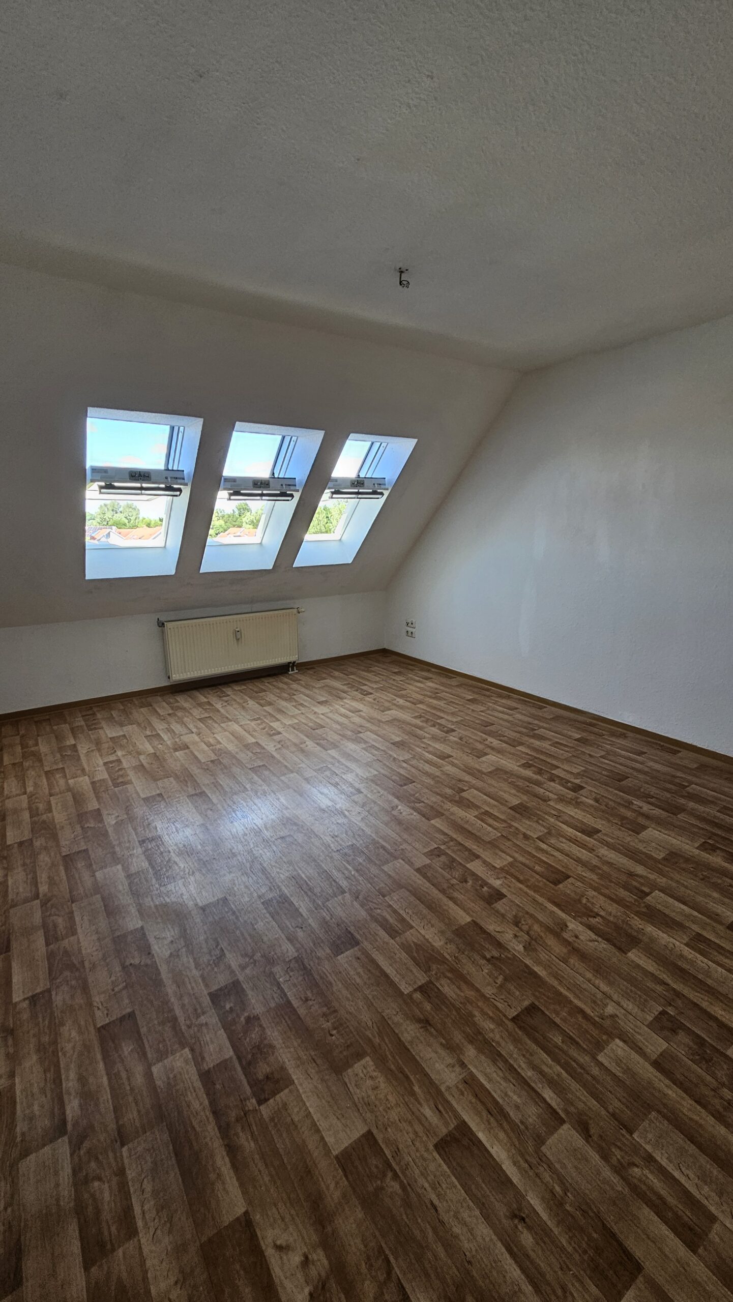 Wohnung mit Fenster, Parkettboden