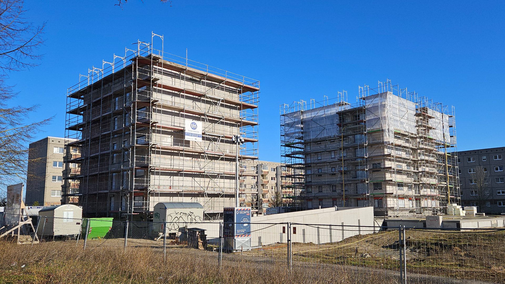 zwei eingerüstete Neubauten im Ostseeviertel-Ryckseite.